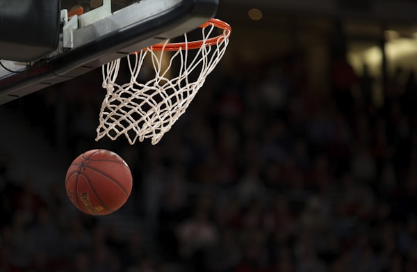 NBA季后赛湖人队与勇士队激烈对抗比赛图片